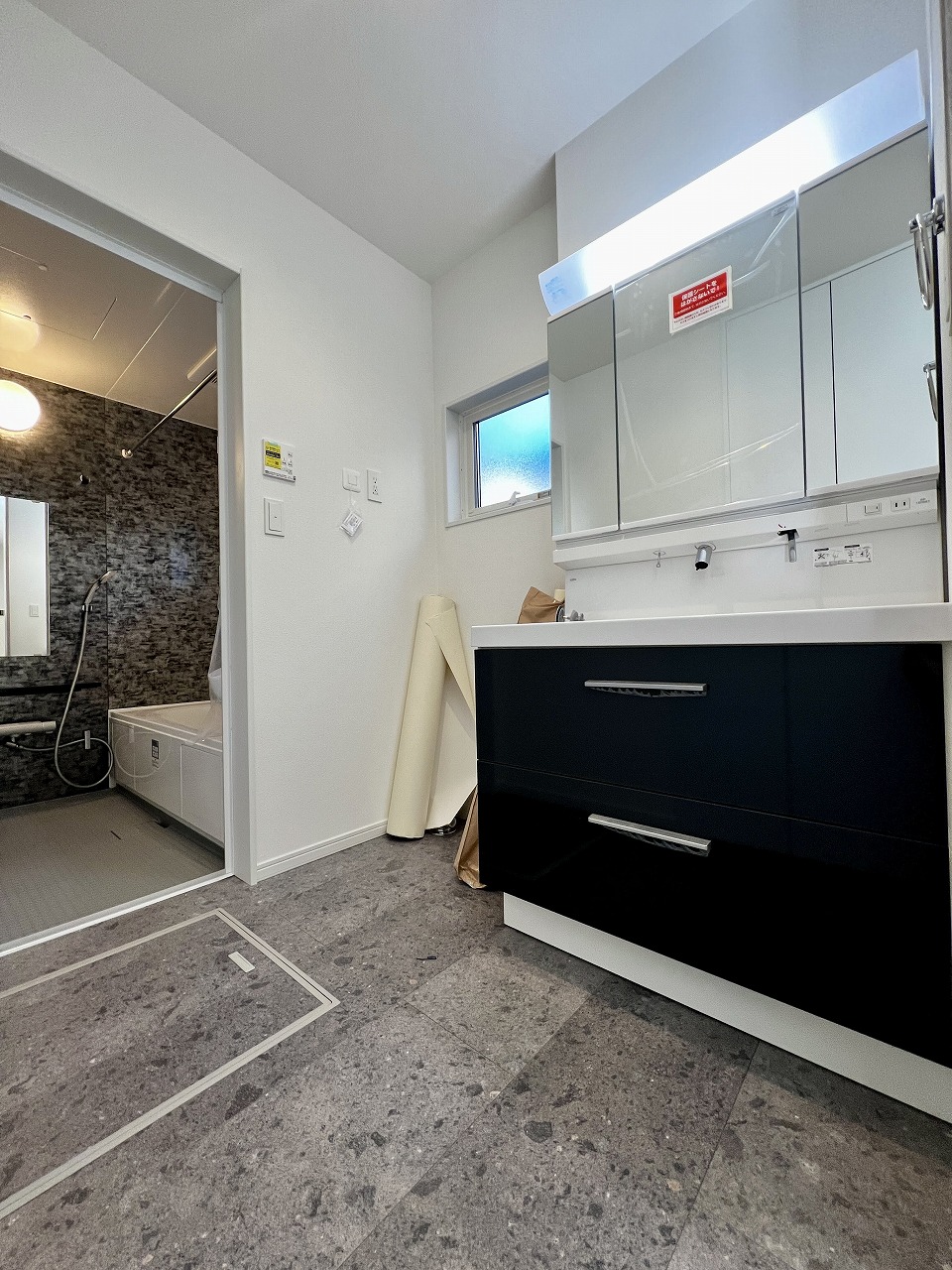 2号棟1階脱衣所・浴室 (1)